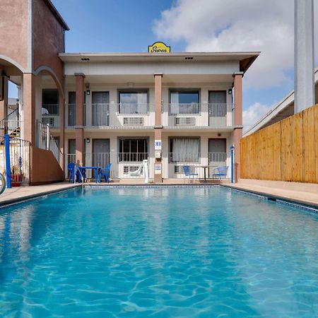 ซูเปอร์ 8 บาย วินด์แฮม ซานแอนโทนิโอ ดาวน์ทาวน์/ มิวเซียมรีช Motel ซานอันโตนิโอ ภายนอก รูปภาพ