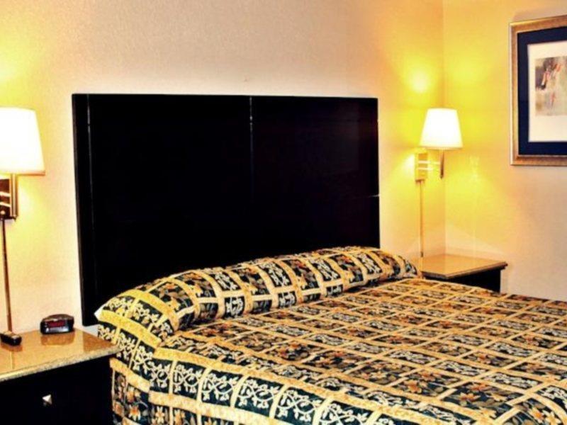 ซูเปอร์ 8 บาย วินด์แฮม ซานแอนโทนิโอ ดาวน์ทาวน์/ มิวเซียมรีช Motel ซานอันโตนิโอ ภายนอก รูปภาพ
