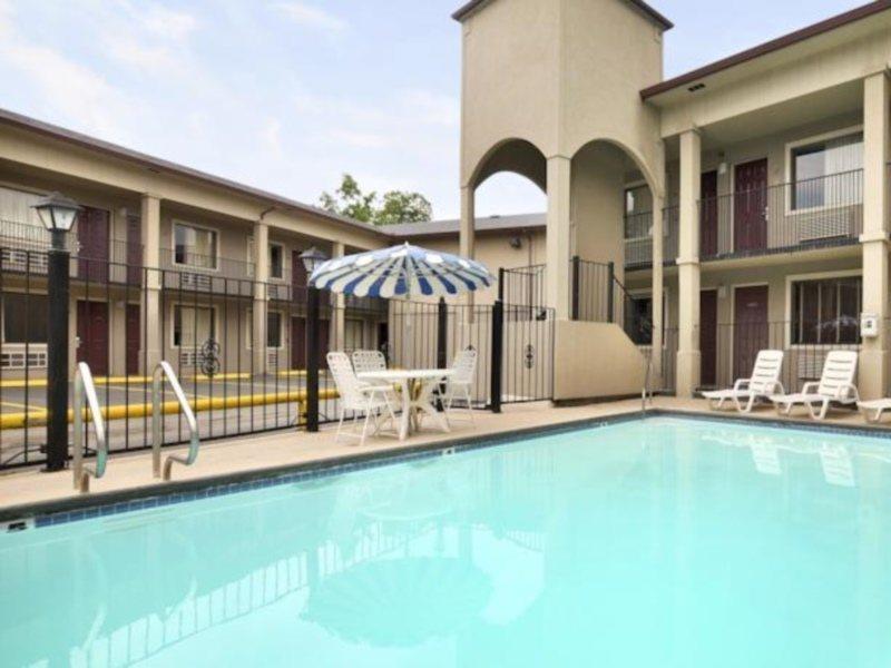 ซูเปอร์ 8 บาย วินด์แฮม ซานแอนโทนิโอ ดาวน์ทาวน์/ มิวเซียมรีช Motel ซานอันโตนิโอ ภายนอก รูปภาพ