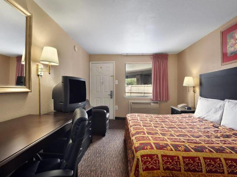 ซูเปอร์ 8 บาย วินด์แฮม ซานแอนโทนิโอ ดาวน์ทาวน์/ มิวเซียมรีช Motel ซานอันโตนิโอ ภายนอก รูปภาพ